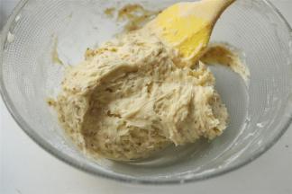 用刮刀翻拌均匀，要拌到没有干粉的状态。