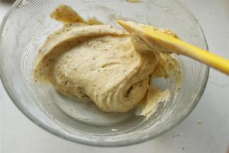 再加入牛奶，再次用刮刀翻拌均匀，多翻拌一会，使蛋糕糊更轻盈，做好的蛋糕体才会更松软。