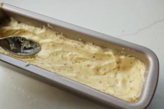 搅拌好的磅蛋糕糊，放入学厨磅蛋糕模里，用勺子整理成两边高中间低。