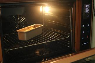 放入提前预热好的烤箱里，180度烤45分钟。磅蛋糕顶部焦黄，长满模具，中间会出现裂纹，用牙签葱裂缝里插进去，没有面糊带出就是熟了。如果模具比较宽的话，适当延长时间。