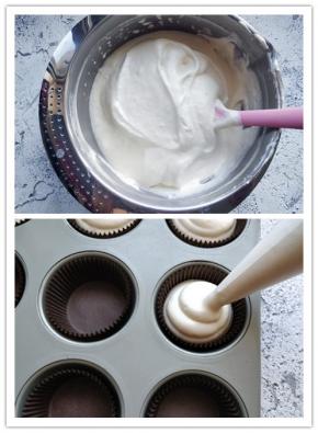 沿盆边倒入玉米油，翻拌均匀即可。将做好的蛋糕糊倒入剪口裱花袋中，挤入垫了软纸杯的模具内，八分满即可。