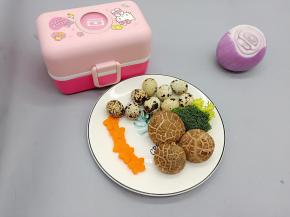 选了香菇、鹌鹑蛋、胡萝卜、花菜、便当盒的配菜可以选自己喜欢吃的。