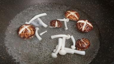 香菇切花刀、下锅里焯水、加适量的盐调味。