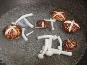 香菇切花刀、下锅里焯水、加适量的盐调味。