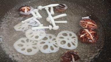 藕片也一起焯水。