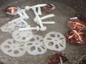 藕片也一起焯水。