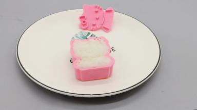 米饭放入模具填满，盖上盖子就有hello kitty的样子。