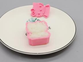 米饭放入模具填满，盖上盖子就有hello kitty的样子。