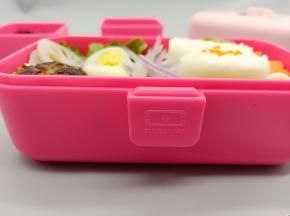 便当盒垫几片生菜、依次铺上米饭、蔬菜等。