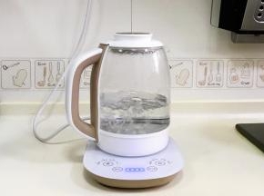 把清水烧开。