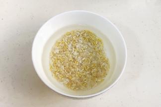 倒入清水浸泡1小时。