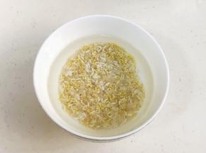 倒入清水浸泡1小时。
