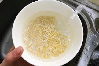 用清水冲洗2-3次。