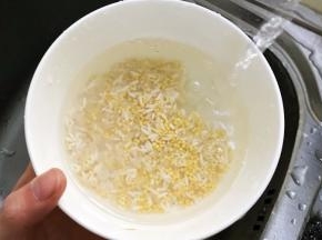 用清水冲洗2-3次。