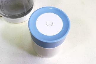 接着盖好盖子，静置5分钟。