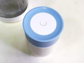 接着盖好盖子，静置5分钟。