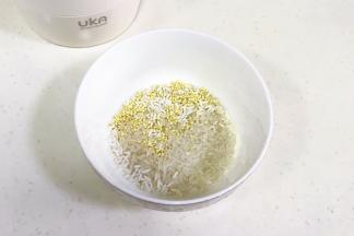 把大米、小米和糯米放入碗中。