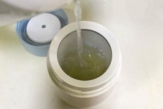 倒入适量的开水，不要完全倒太满，预留点空间盖盖子，以免沸水溢出。