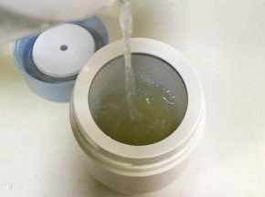 倒入适量的开水，不要完全倒太满，预留点空间盖盖子，以免沸水溢出。