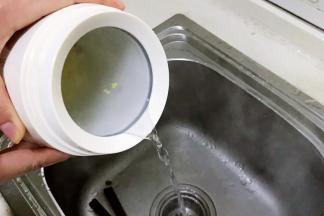 把焖烧杯内的热水倒掉。