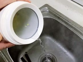 把焖烧杯内的热水倒掉。