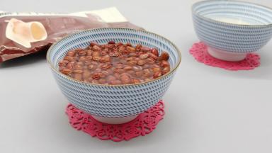 红豆与糯米提前泡发。置于清水中至少浸泡六个小时，经过泡发的红豆更容易出沙。