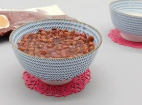 红豆与糯米提前泡发。置于清水中至少浸泡六个小时，经过泡发的红豆更容易出沙。