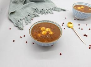 汤圆软糯，红豆轻咬满口流沙，整个人都感觉到甜蜜和柔软。