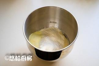 搅拌缸中先放入水、盐、糖，再放入面粉、奶粉、酵母。