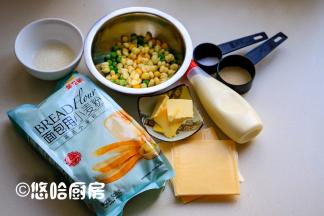 准备要用的材料，沙拉酱是香甜味道的，芝士片是夹面包吃的那种。
