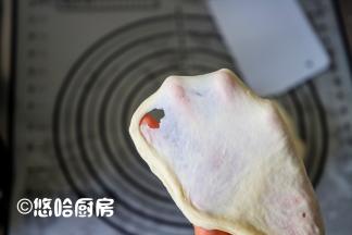 低速搅拌至黄油被面团吸收，再用中速搅拌6分钟左右，切一小块面团，拉开面团能拉出较厚的膜即可，金龙鱼面包用小麦粉很容易出膜。