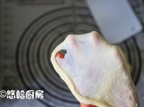 低速搅拌至黄油被面团吸收，再用中速搅拌6分钟左右，切一小块面团，拉开面团能拉出较厚的膜即可，金龙鱼面包用小麦粉很容易出膜。