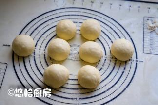发酵好的面团倒扣在案板上，案板上撒一点面粉防粘，面团排气后分成均等的8份，滚圆，盖保鲜膜醒发20分钟左右。
