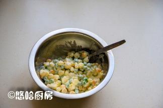 面团发酵的时候，把玉米粒、青豆放入热水中煮几分钟，捞出放凉后放入适量的沙拉酱拌匀待用。