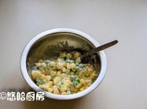 面团发酵的时候，把玉米粒、青豆放入热水中煮几分钟，捞出放凉后放入适量的沙拉酱拌匀待用。