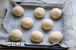 面团捏紧收口，摆放在烤盘中，室温下进行二次发酵。