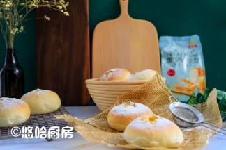 面包馅料中有芝士，烘烤后的味道非常香，趁热吃好好吃。