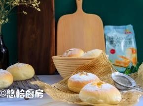 面包馅料中有芝士，烘烤后的味道非常香，趁热吃好好吃。