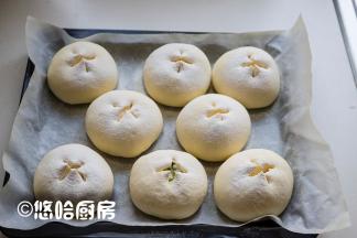 在发酵后的面团上筛少许的面粉，用剪刀剪开十字切口，用剪刀横着剪一下，再竖着剪一下。
