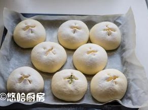 在发酵后的面团上筛少许的面粉，用剪刀剪开十字切口，用剪刀横着剪一下，再竖着剪一下。