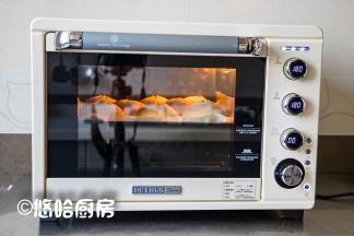 烤箱选用上下管同时加热功能，上下管温度均为180度，预热到位后放入烤盘至烤箱中层，烘烤20分钟。