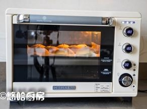 烤箱选用上下管同时加热功能，上下管温度均为180度，预热到位后放入烤盘至烤箱中层，烘烤20分钟。