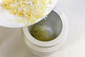 往焖烧杯内倒入净泡好的米。