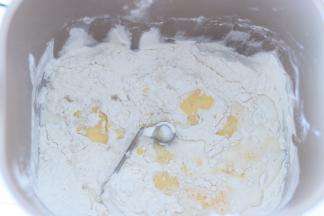 除黄油外所有材料放入面包机揉面。