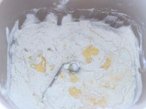 除黄油外所有材料放入面包机揉面。