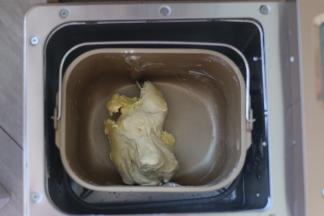 揉成团后加入黄油继续揉。