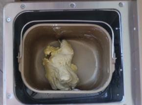 揉成团后加入黄油继续揉。