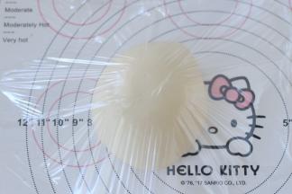 滚圆松弛盖保鲜膜15分钟。