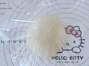 滚圆松弛盖保鲜膜15分钟。