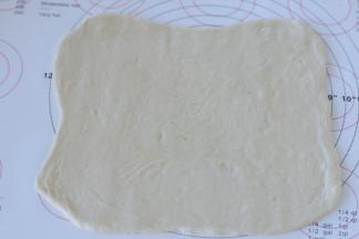 擀成20多厘米的面片。